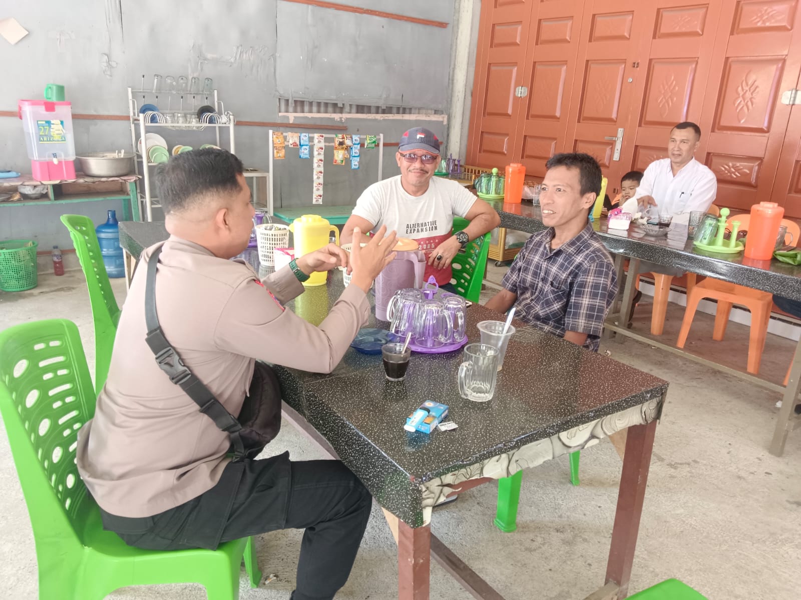 Sambil Ngopi, Personel Polsek Sawang Berikan Himbauan Bahaya Judi Online dan Narkoba   