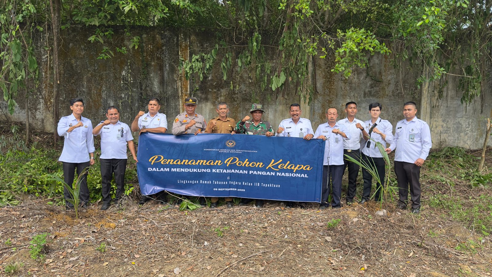 Polsek Kluet Utara Bersama Forkopimcam Dukung Penanaman 5.000 Pohon Kelapa untuk Ketahanan Pangan Nasional   