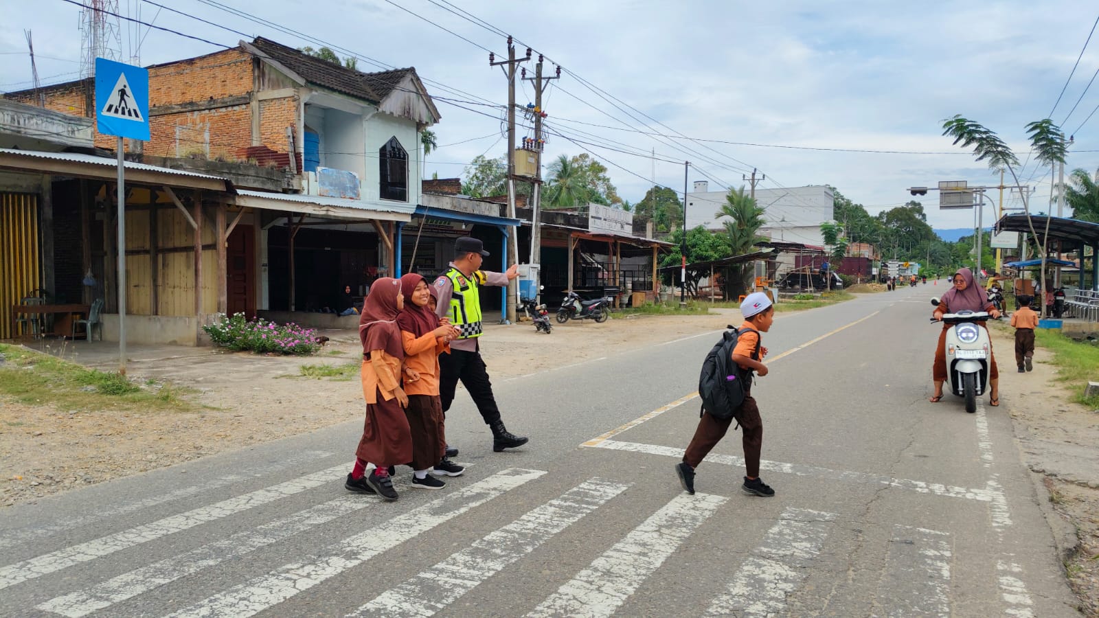 Strong Point Polsek Trumon Timur, Personel Jaga Kelancaran Lalu Lintas dan Bantu Anak-Anak Menyebrang Jalan Sepulang Sekolah   