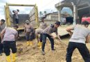 Polres Aceh Selatan Bersama BPBD, Damkar, Brimob dan Masyarakat Terus Laksanakan Gotong Royong Pemulihan Pascabanjir di Trumon