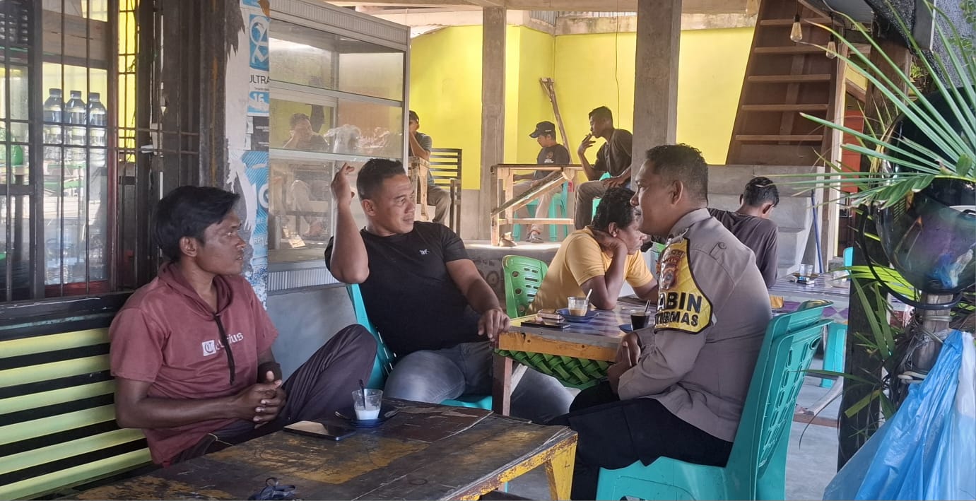 Sambang Kamtibmas, Personel Polsek Sawang Ajak Warga Jaga Keamanan Sambil Minum Kopi