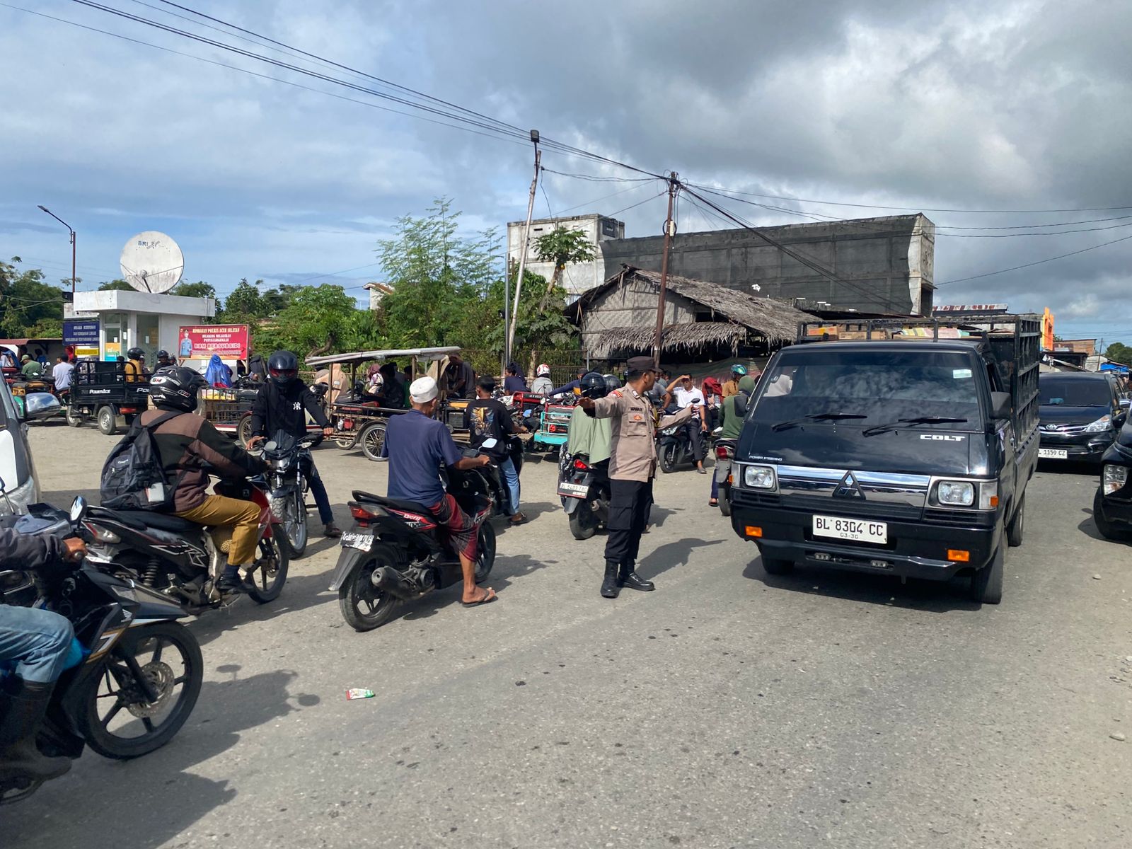 Polsek Labuhanhaji Barat Intensifkan Pengamanan Padat Lalu Lintas di SPBU Demi Kenyamanan Masyarakat