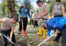 Hari Ketiga, Personel Polres Aceh Selatan Bersama PLN dan Masyarakat Lakukan Gotong Royong Pemulihan Pasca Bencana di Trumon
