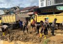 Kapolres Aceh Selatan Kerahkan Seratus personel Bersihkan Material Banjir Bandang Sehari Sebelumnya di Trumon   