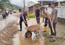 Polres Aceh selatan bersama Masyarakat, BPBD, Kompi Brimob melanjutkan gotong royong Bersihkan Sungai dan Jalan Pasca Bencana