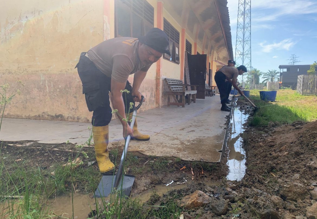 Peduli Kemanusiaan, Personel Polres Aceh Selatan Bantu Pembersihan Pascabanjir di Trumon