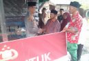 Kapolres Aceh Selatan Bersama Wartawan Memberikan Bantuan Kepada Korban Kebakaran Rumah