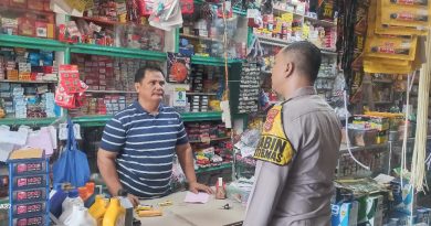 Bhabinkamtibmas Polsek Kluet Utara Sambangi Toko Warga, Sampaikan Himbauan Kamtibmas Bhabinkamtibmas Polsek Kluet Utara Sambangi Toko Warga, Sampaikan Himbauan Kamtibmas