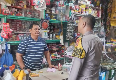 Bhabinkamtibmas Polsek Kluet Utara Sambangi Toko Warga, Sampaikan Himbauan Kamtibmas Bhabinkamtibmas Polsek Kluet Utara Sambangi Toko Warga, Sampaikan Himbauan Kamtibmas