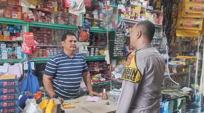 Bhabinkamtibmas Polsek Kluet Utara Sambangi Toko Warga, Sampaikan Himbauan Kamtibmas Bhabinkamtibmas Polsek Kluet Utara Sambangi Toko Warga, Sampaikan Himbauan Kamtibmas
