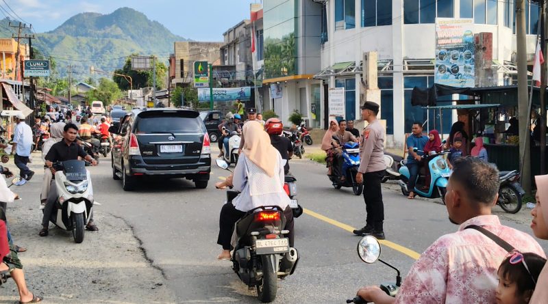 Personel Polsek Samadua Intensifkan Gatur Lalu Lintas Jelang Berbuka Puasa