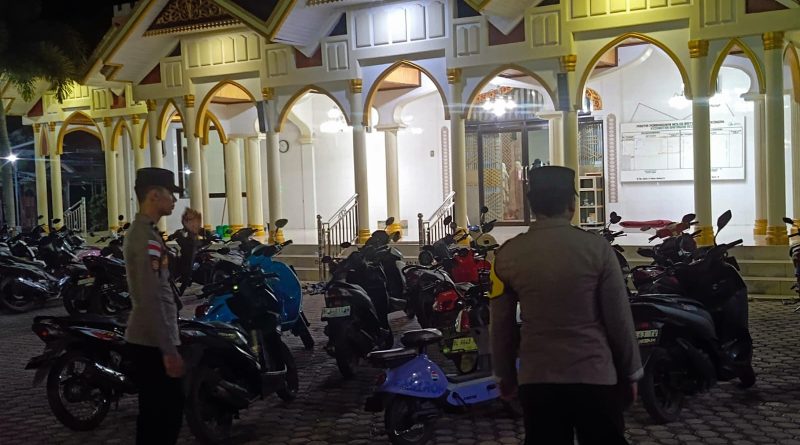 Personel Polsek Jajaran Intensifkan Pengamanan Sholat Tarawih di Bulan Ramadan
