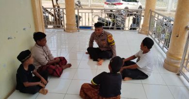 Bhabinkamtibmas Polsek Trumon Timur Tingkatkan Edukasi Kamtibmas, Anak-anak Diimbau Tidak Bermain Petasan Selama Ramadhan