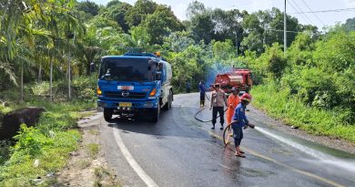 Respons Cepat dan Sinergitas, Polsek Trumon Bersama BPBD Tangani Tumpahan Minyak CPO di Jalan Nasional Respons Cepat dan Sinergitas, Polsek Trumon Bersama BPBD Tangani Tumpahan Minyak CPO di Jalan Nasional