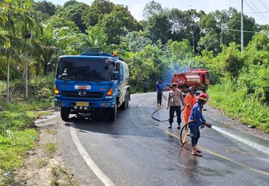 Respons Cepat dan Sinergitas, Polsek Trumon Bersama BPBD Tangani Tumpahan Minyak CPO di Jalan Nasional Respons Cepat dan Sinergitas, Polsek Trumon Bersama BPBD Tangani Tumpahan Minyak CPO di Jalan Nasional