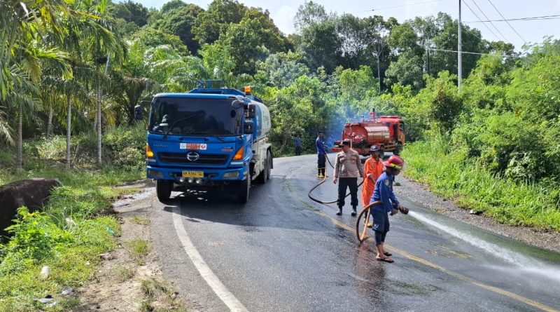 Respons Cepat dan Sinergitas, Polsek Trumon Bersama BPBD Tangani Tumpahan Minyak CPO di Jalan Nasional Respons Cepat dan Sinergitas, Polsek Trumon Bersama BPBD Tangani Tumpahan Minyak CPO di Jalan Nasional