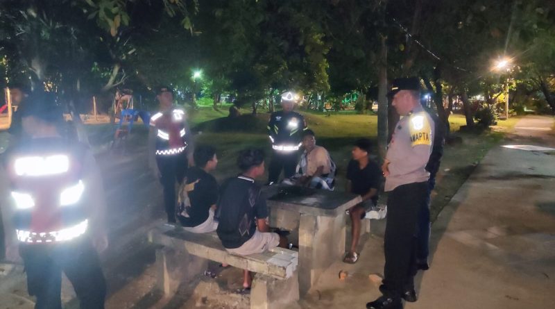 Patroli Malam Ramadhan, Personel Piket Polres Aceh Selatan Sambangi RTH Tapaktuan Patroli Malam Ramadhan, Personel Piket Polres Aceh Selatan Sambangi RTH Tapaktuan