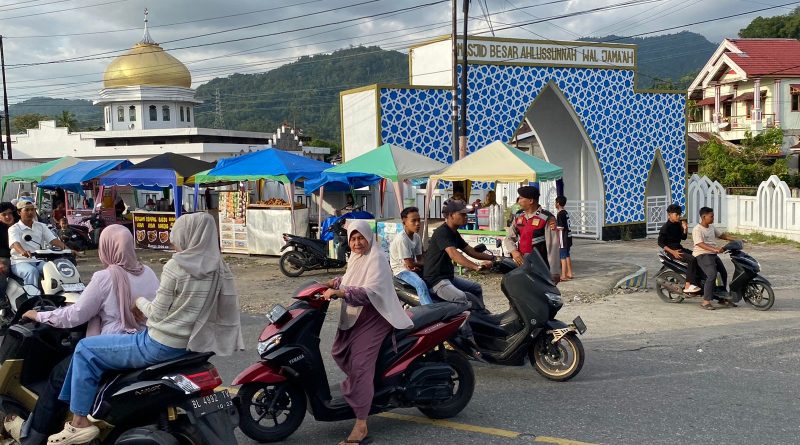 Personel Polsek Labuhanhaji Laksanakan Gatur Lalin, Jaga Kelancaran dan Keamanan Jelang Berbuka Puasa Personel Polsek Labuhanhaji Laksanakan Gatur Lalin, Jaga Kelancaran dan Keamanan Jelang Berbuka Puasa