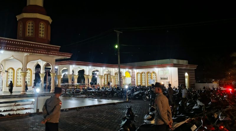 Personel Polsek Tapaktuan Terus Laksanakan Pengamanan Sholat Tarawih di Bulan Ramadhan Personel Polsek Tapaktuan Terus Laksanakan Pengamanan Sholat Tarawih di Bulan Ramadhan