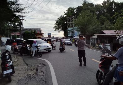 Personel Polsek Tapaktuan Gatur Lalin Jelang Berbuka, Wujud Pelayanan Prima di Bulan Ramadhan Personel Polsek Tapaktuan Gatur Lalin Jelang Berbuka, Wujud Pelayanan Prima di Bulan Ramadhan