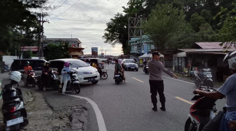 Personel Polsek Tapaktuan Gatur Lalin Jelang Berbuka, Wujud Pelayanan Prima di Bulan Ramadhan Personel Polsek Tapaktuan Gatur Lalin Jelang Berbuka, Wujud Pelayanan Prima di Bulan Ramadhan