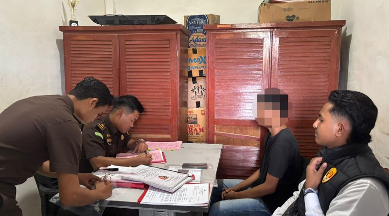 Satreskrim Polres Aceh Selatan Tuntaskan Dua Kasus Judi Online, Serahkan Tersangka dan Barang Bukti ke Kejari Satreskrim Polres Aceh Selatan Tuntaskan Dua Kasus Judi Online, Serahkan Tersangka dan Barang Bukti ke Kejari