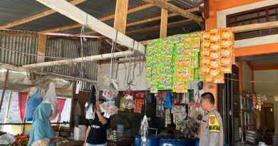 Bhabinkamtibmas Polsek Labuhanhaji Barat Sambangi Pedagang, Sampaikan Imbauan Kamtibmas Selama Ramadhan