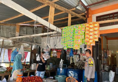 Bhabinkamtibmas Polsek Labuhanhaji Barat Sambangi Pedagang, Sampaikan Imbauan Kamtibmas Selama Ramadhan
