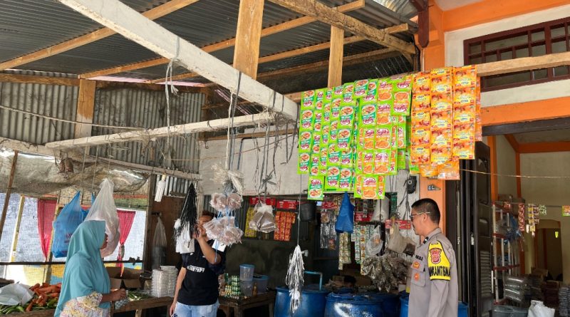 Bhabinkamtibmas Polsek Labuhanhaji Barat Sambangi Pedagang, Sampaikan Imbauan Kamtibmas Selama Ramadhan