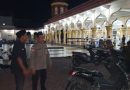 Hadir di Tengah Umat, Polsek Tapaktuan Pastikan Sholat Terawih Berlangsung Aman