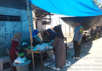 Bhabinkamtibmas Polsek Kluet Tengah Patroli dan Sambang ke Pasar Tradisional, Perkuat Kamtibmas di Tengah Aktivitas Warga