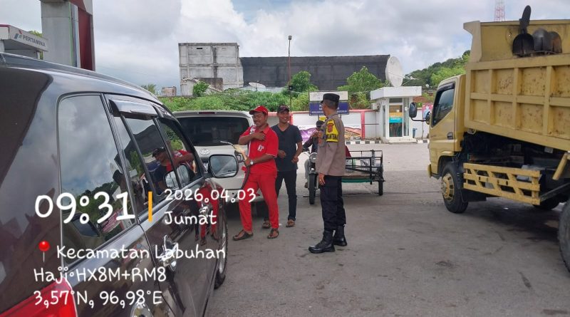 Personel Polsek Labuhanhaji Barat Laksanakan Gatur Lalu Lintas dan Sambangi SPBU untuk Jaga Kamtibmas