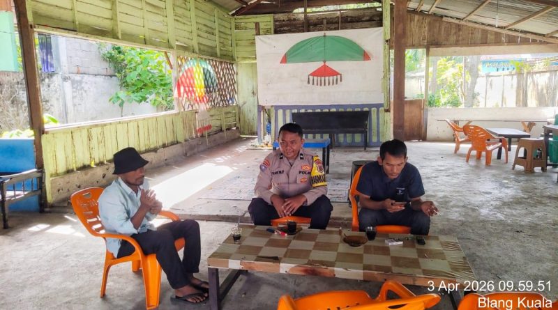 Bhabinkamtibmas Polsek Meukek Ngopi Bareng Warga, Pererat Silaturahmi dan Sampaikan Pesan Kamtibmas Bhabinkamtibmas Polsek Meukek Ngopi Bareng Warga, Pererat Silaturahmi dan Sampaikan Pesan Kamtibmas