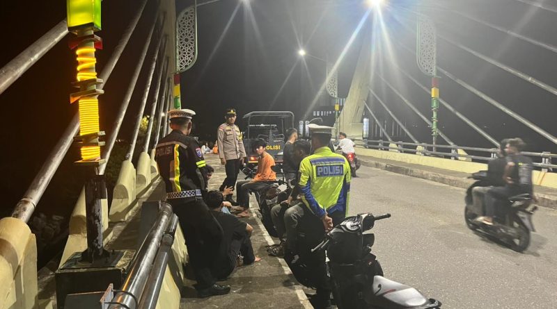 Patroli Malam Intensif, Personel Piket Polres Aceh Selatan Sambangi Titik Keramaian untuk Jaga Kamtibmas