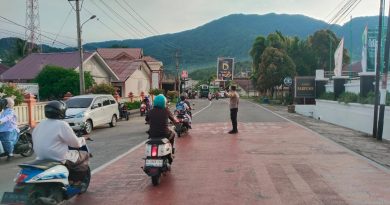 Gatur Pagi Humanis, Personel Polsek Tapaktuan Jaga Kelancaran Lalu Lintas di Jam Sibuk Gatur Pagi Humanis, Personel Polsek Tapaktuan Jaga Kelancaran Lalu Lintas di Jam Sibuk