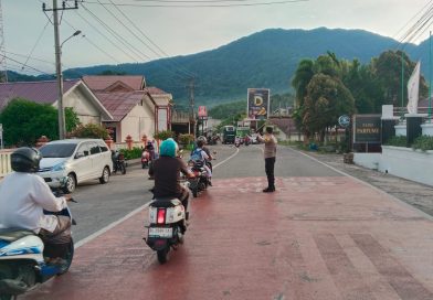 Gatur Pagi Humanis, Personel Polsek Tapaktuan Jaga Kelancaran Lalu Lintas di Jam Sibuk Gatur Pagi Humanis, Personel Polsek Tapaktuan Jaga Kelancaran Lalu Lintas di Jam Sibuk