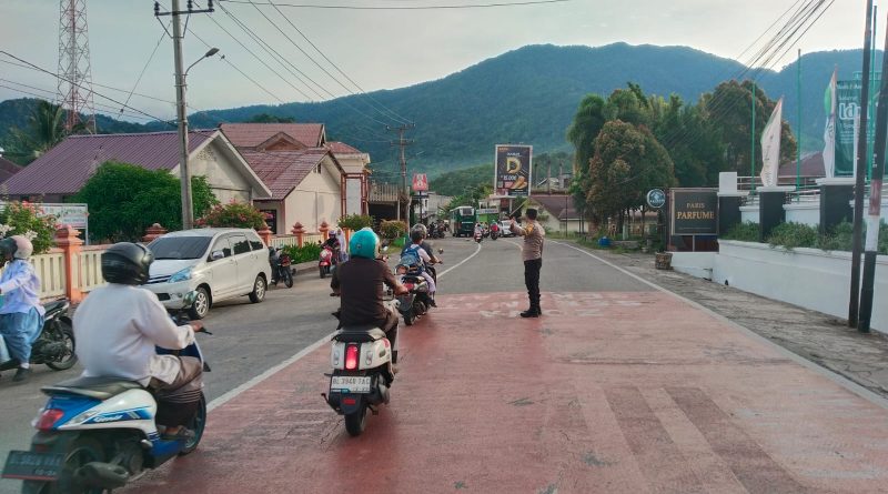 Gatur Pagi Humanis, Personel Polsek Tapaktuan Jaga Kelancaran Lalu Lintas di Jam Sibuk Gatur Pagi Humanis, Personel Polsek Tapaktuan Jaga Kelancaran Lalu Lintas di Jam Sibuk
