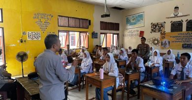 Satbinmas Polres Aceh Selatan Sosialisasikan Program E-Learning Polri Mengajar di SMA Negeri 1 Tapaktuan Satbinmas Polres Aceh Selatan Sosialisasikan Program E-Learning Polri Mengajar di SMA Negeri 1 Tapaktuan