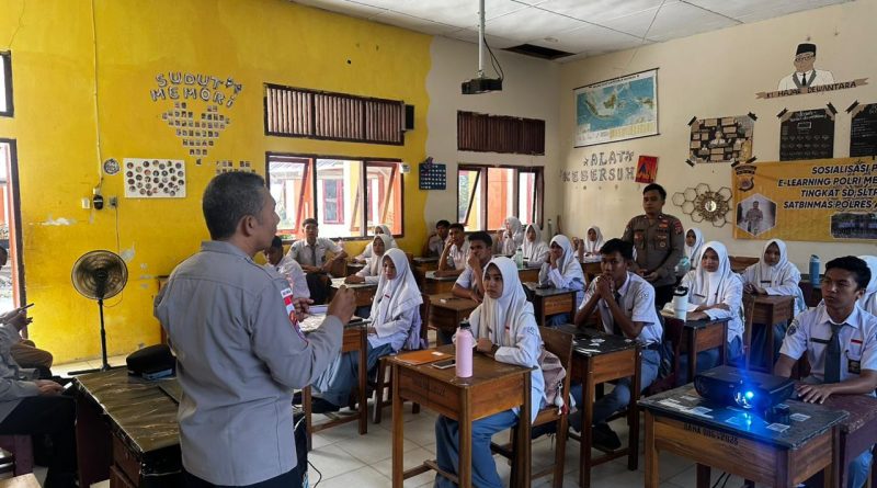 Satbinmas Polres Aceh Selatan Sosialisasikan Program E-Learning Polri Mengajar di SMA Negeri 1 Tapaktuan Satbinmas Polres Aceh Selatan Sosialisasikan Program E-Learning Polri Mengajar di SMA Negeri 1 Tapaktuan