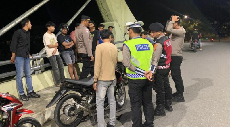 Patroli Malam Ditingkatkan, Personel Piket Polres Aceh Selatan Sasar RTH Tapaktuan dan Titik Keramaian Patroli Malam Ditingkatkan, Personel Piket Polres Aceh Selatan Sasar RTH Tapaktuan dan Titik Keramaian
