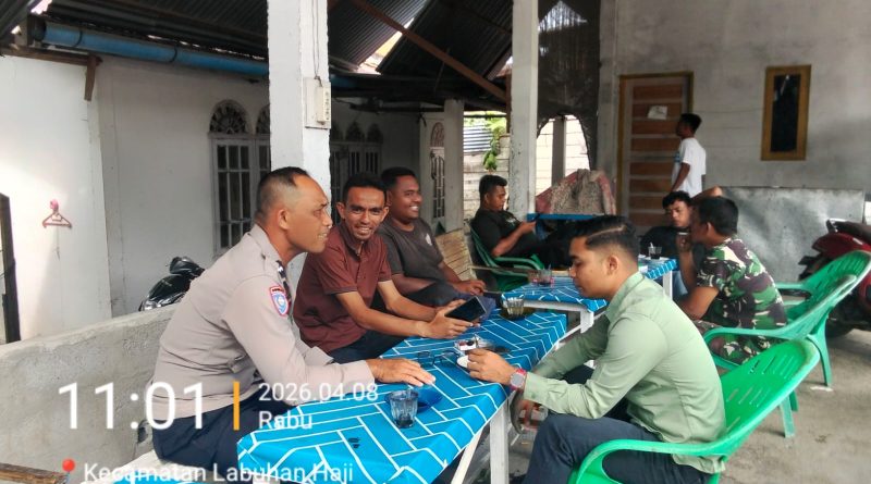 Ngopi Santai, Bhabinkamtibmas Polsek Labuhanhaji Barat Sampaikan Himbauan Kamtibmas dan Serap Aspirasi Warga