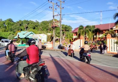 Pelayanan Prima di Pagi Hari, Polsek Tapaktuan Tertibkan Arus Lalu Lintas