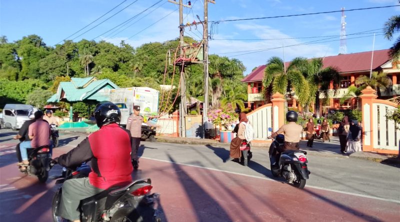 Pelayanan Prima di Pagi Hari, Polsek Tapaktuan Tertibkan Arus Lalu Lintas