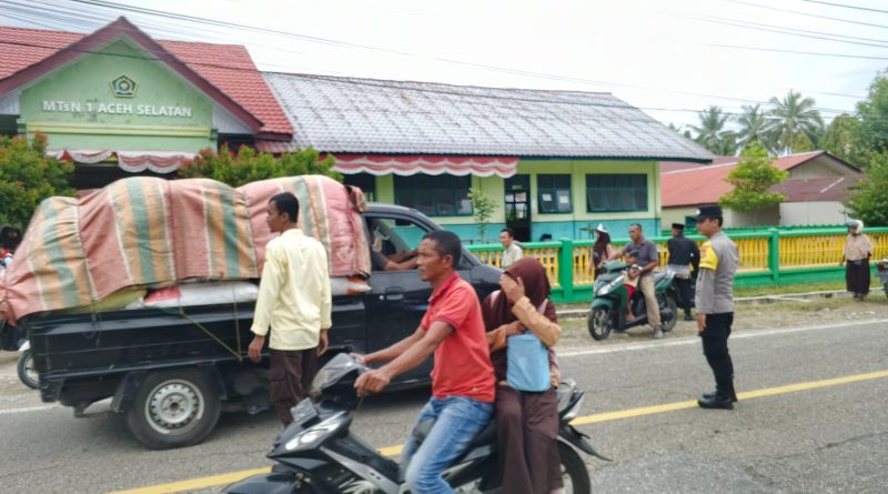 Strong Point Humanis di Depan Sekolah, Personel Polsek Samadua Pastikan Pelajar Pulang Aman dan Lalu Lintas Lancar