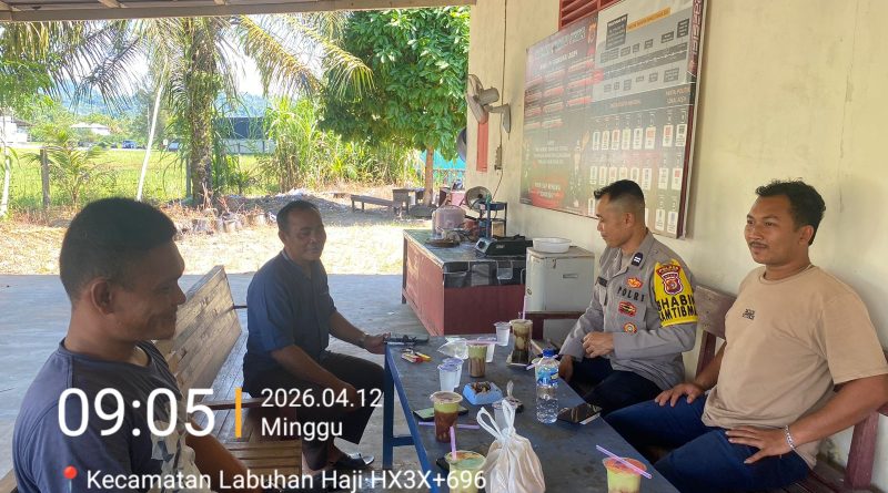 Duduk Bareng Warga, Bhabinkamtibmas Polsek Labuhanhaji Serap Aspirasi Masyarakat