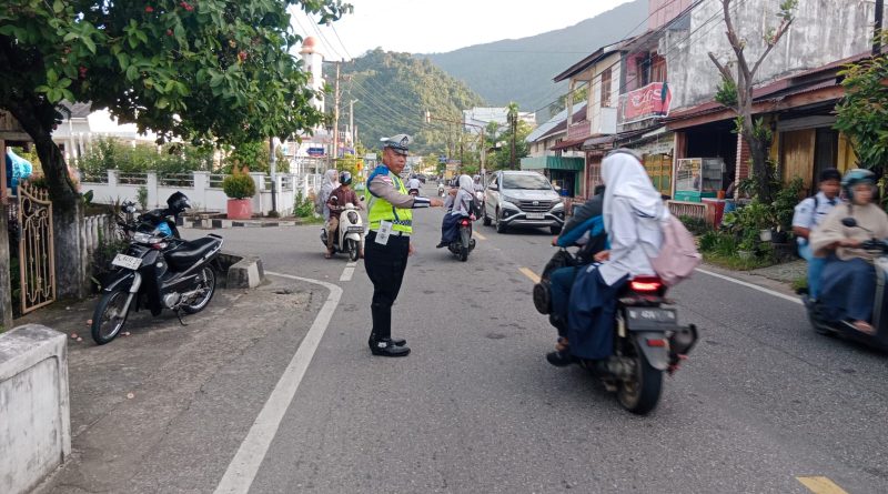 Humanis dan Sigap, Sat Lantas Polres Aceh Selatan Maksimalkan Gatur Pagi di Jam Sibuk Humanis dan Sigap, Sat Lantas Polres Aceh Selatan Maksimalkan Gatur Pagi di Jam Sibuk