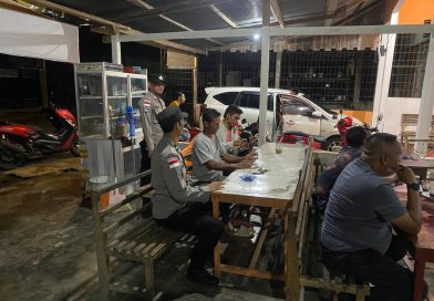 Patroli malam, Polsek Bakongan Timur sambangi masyarakat di warung kopi dan sampaikan himbauan kamtibmas