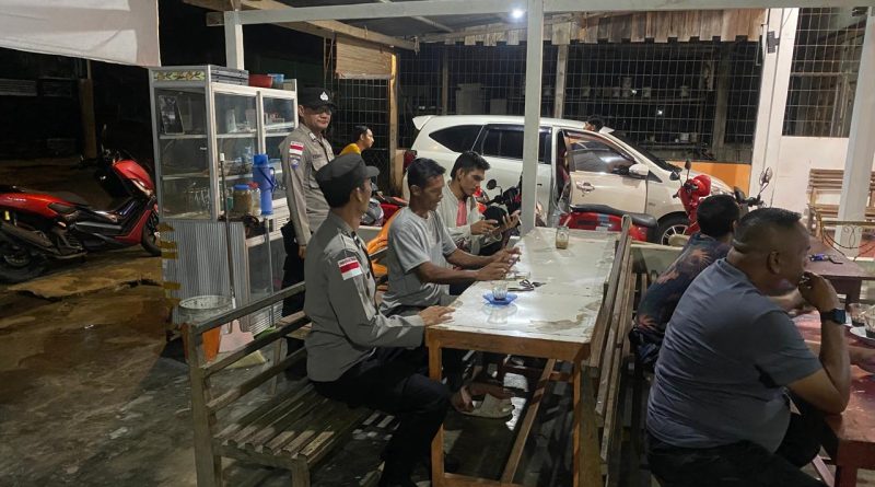 Patroli malam, Polsek Bakongan Timur sambangi masyarakat di warung kopi dan sampaikan himbauan kamtibmas
