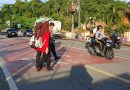Personel Polsek Tapaktuan Humanis Jaga Kelancaran Lalu Lintas Pagi, Bantu Anak Sekolah Menyeberang Jalan