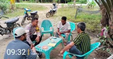 Sampaikan Himbauan Kamtibmas, Bhabinkamtibmas Polsek Trumon Timur sambangi masyarakat yang sedang berkumpul